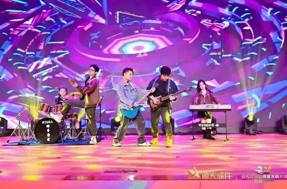 7b44f670c70f4c01608653599a9329e8系列：外观尊贵，屏幕震撼，性能一流